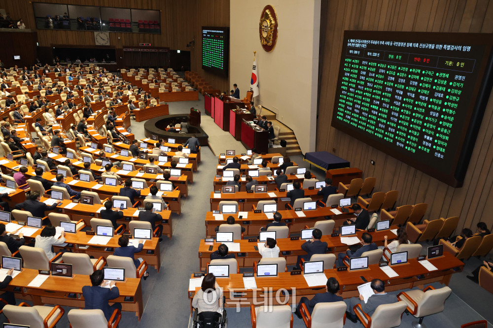 ▲30일 서울 여의도 국회 본회의에서 제9회 전국동시지방선거 투표용지 부족 사태 등 국민참정권 침해 의혹 진상규명을 위한 특별검사의 임명 등에 관한 법률안(대안)이 여야 합의로 가결되고 있다. 고이란 기자 photoeran@