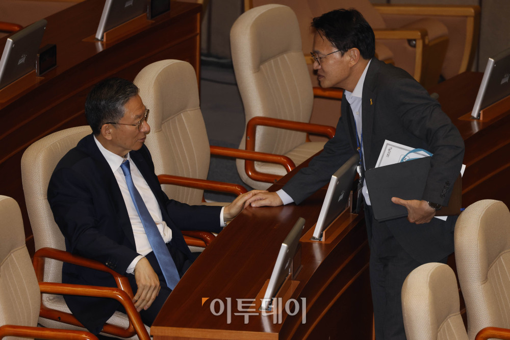 ▲정성호(왼쪽) 법무부 장관과 박주빈 더불어민주당 의원이 30일 서울 여의도 국회 본회의에서 대화하고 있다. 고이란 기자 photoeran@
