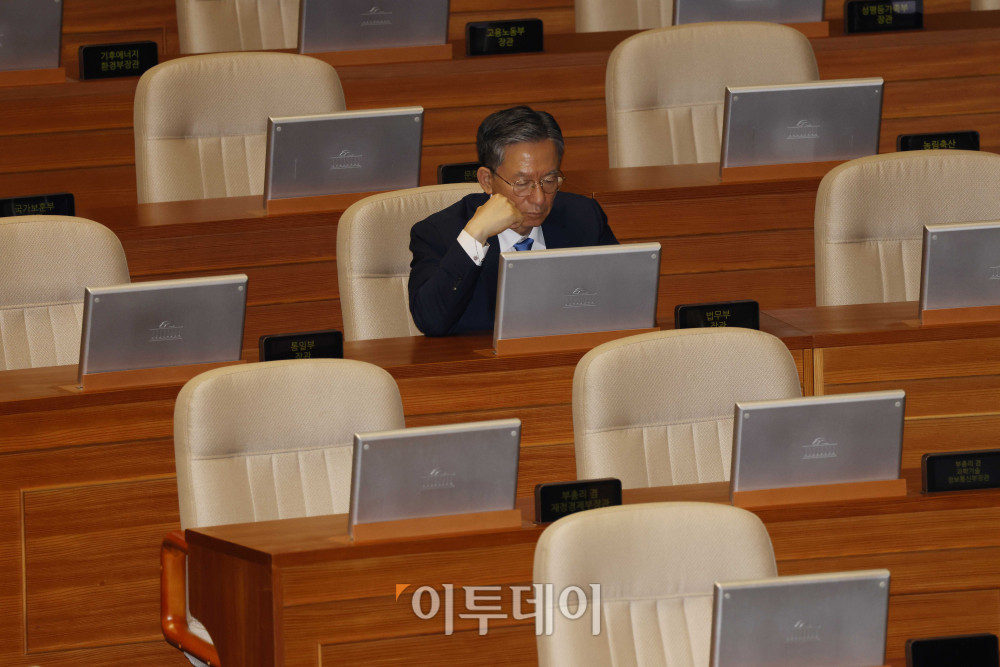 ▲정성호 법무부 장관이 30일 서울 여의도 국회 본회의에서 주호영 국민의힘 의원의 형사소송법 일부개정법률안(대안) 관련 무제한토론(필리버스터)을 들으며 자리를 지키고 있다. 고이란 기자 photoeran@