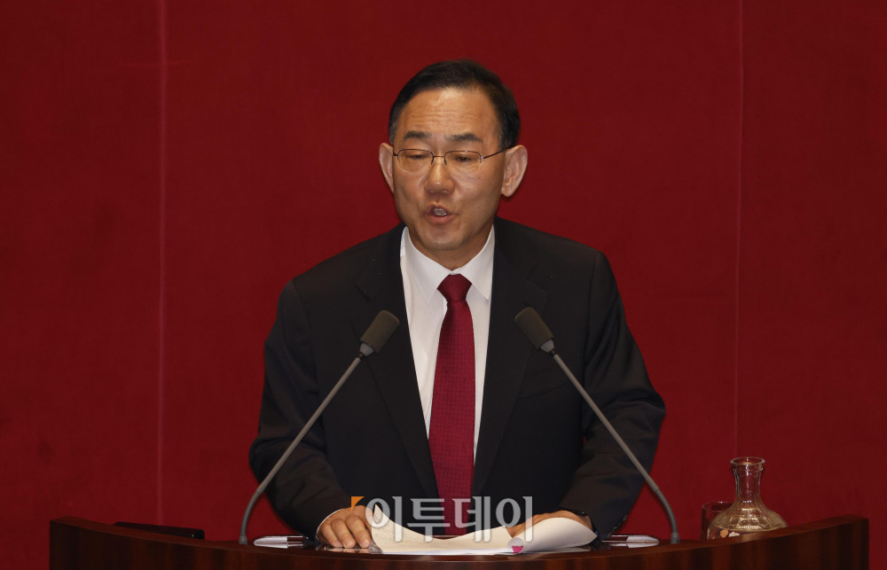 ▲주호영 국민의힘 의원이 30일 서울 여의도 국회 본회의에서 검찰의 보완수사권 폐지를 골자로 한 형사소송법 일부개정법률안(대안)과 관련해 무제한토론(필리버스터)을 하고 있다. 고이란 기자 photoeran@