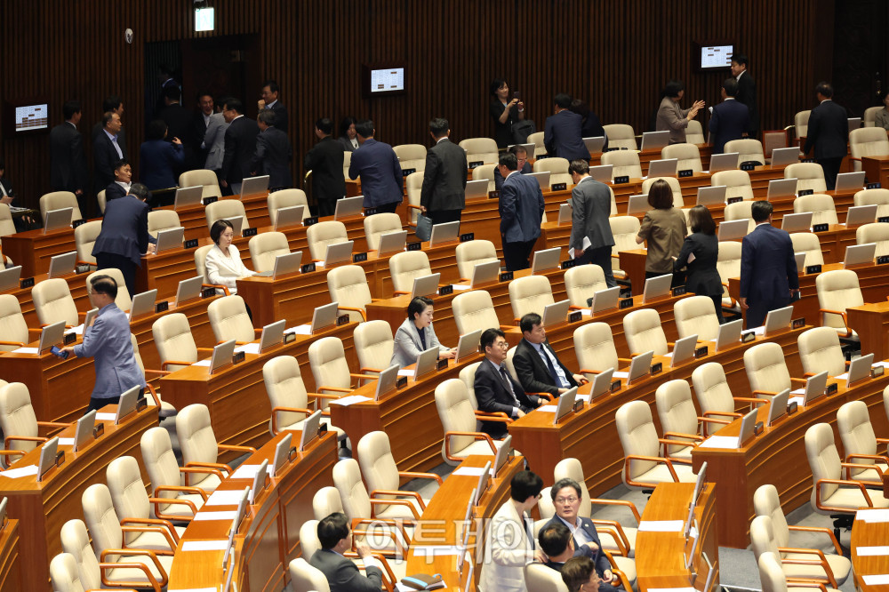 ▲주호영 국민의힘 의원이 30일 서울 여의도 국회 본회의에서 검찰의 보완수사권 폐지를 골자로 한 형사소송법 일부개정법률안(대안)과 관련해 무제한토론(필리버스터)을 시작하자 더불어민주당 의원들이 퇴장하고 있다. 고이란 기자 photoeran@