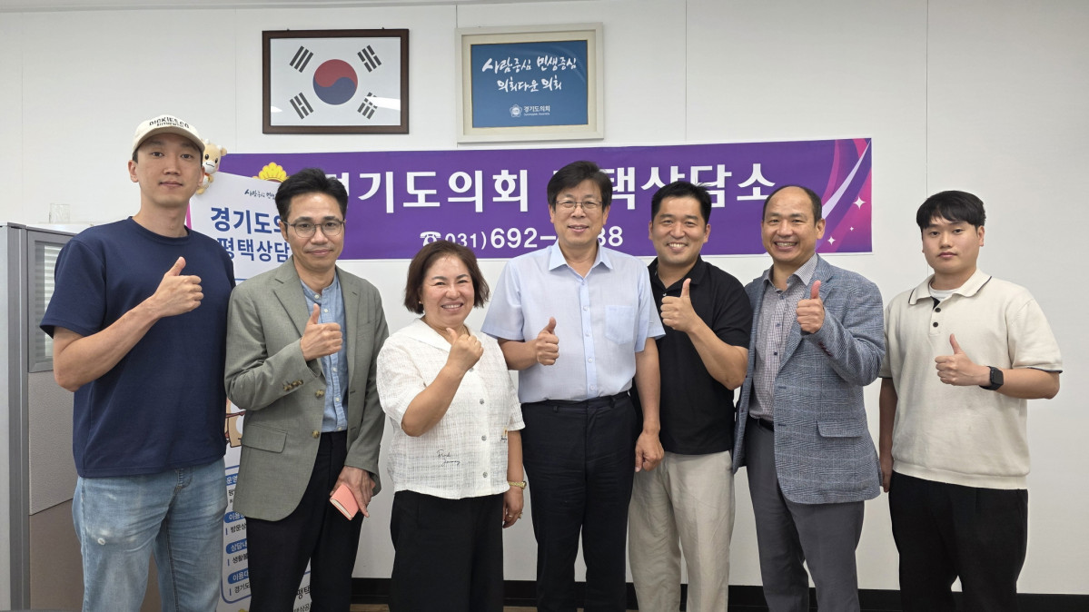 ▲한승훈 경기도의원이 29일 경기도의회 평택상담소에서 고덕국제신도시 시민연대, 경기도 철도운영과 관계자 등과 'KTX 경기남부역사 추진을 위한 정담회'를 연 뒤 기념촬영을 하고 있다. (경기도의회)
