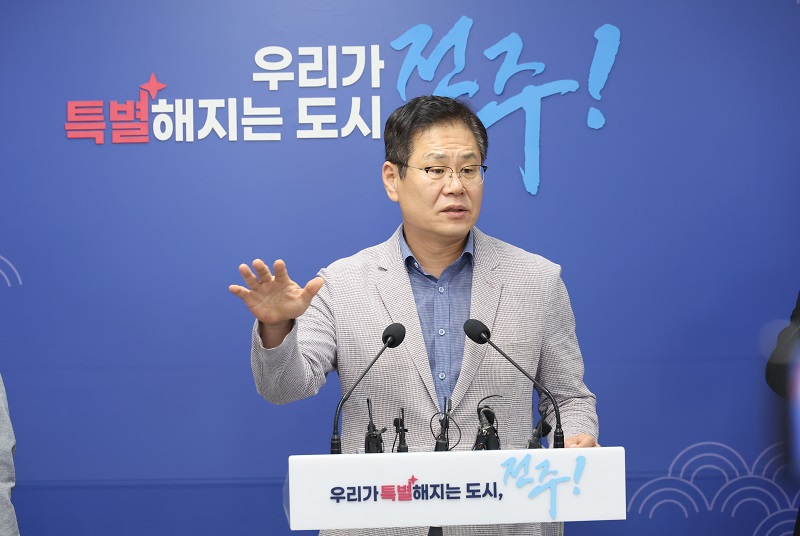 ▲조지훈 전주시장이 30일 전주시청 브리핑룸에서 민선 9기 취임 30일 성과와 향후 시정 운영 방향을 발표하고 있다. (사진제공=전주시)
