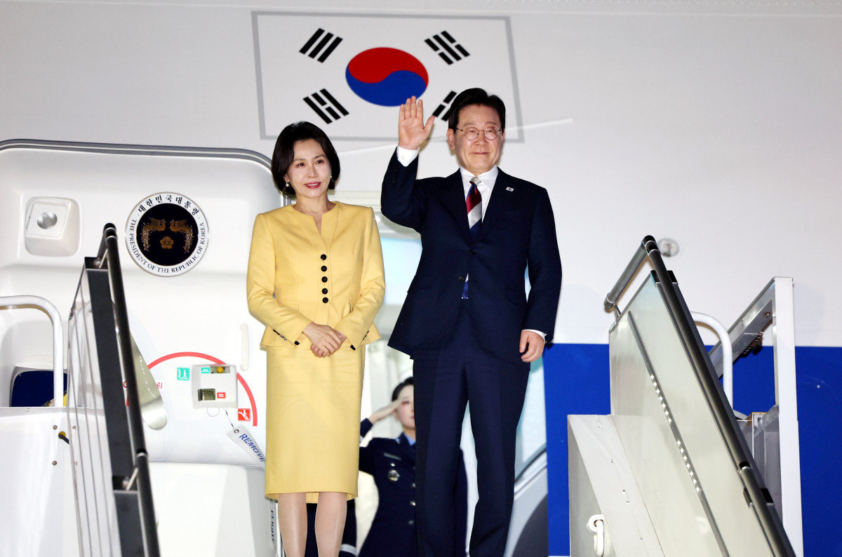 ▲칠레 공식방문을 마친 이재명 대통령과 김혜경 여사가 30일(현지 시간) 산티아고 아르투로 메리노 베니테스 국제공항에서 아르헨티나로 출발하며 인사하고 있다. (뉴시스)