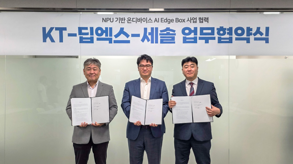 ▲KT Enterprise부문 수도권강북법인고객본부장 성제현 상무(왼쪽)와 딥엑스 김녹원 대표(가운데), 세솔 이태헌 대표(오른쪽)가 양해각서 체결 후 기념 사진을 촬영했다. (사진제공=KT)