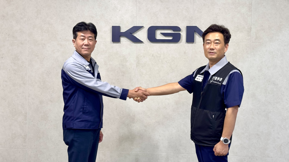 ▲황기영 KGM 대표이사(왼쪽)과 노철 노동조합 위원장이 29일 임단협 협상을 최종 마무리 지은 뒤 악수하고 있다. (사진=KG모빌리티)