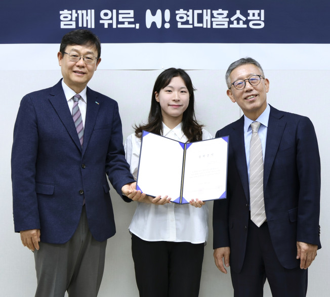 ▲7월 30일 서울 강동구 천호동 현대홈쇼핑 본사에서 진행된 장애인 가정 장학사업 ‘하이(H!) 두드림투게더’ 장학금 전달식에서 현대홈쇼핑 한광영 대표이사(사진 왼쪽)와 한국장애인재활협회 나운환 회장(사진 오른쪽)이 장학생 대표(사진 가운데)와 기념사진을 찍고 있다. (사진제공=현대홈쇼핑)