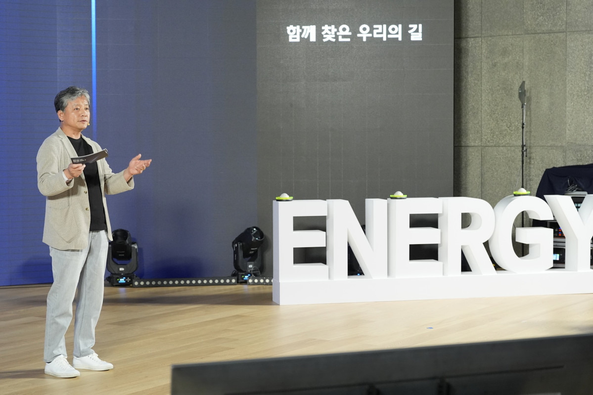 ▲주우정 현대엔지니어링 대표이사가 서울 종로구 계동 본사에서 열린 가치체계 선포식에서 임직원들에게 새로운 가치체계에 관해 설명하고 있다. (사진제공=현대엔지니어링)