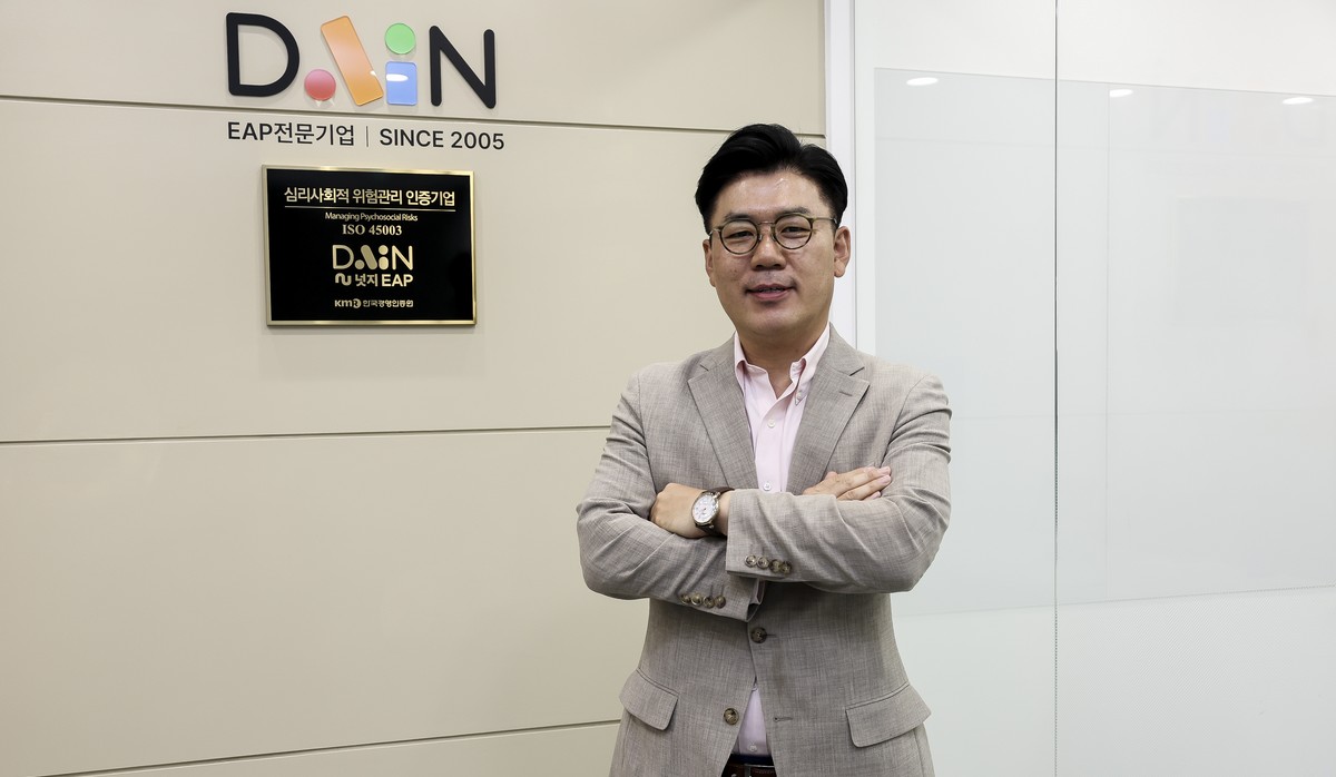 ▲다인 홍영민 이사가 지난달 22일 서울 강남구의 사무실에서 이투데이와 인터뷰에 앞서 사진촬영을 하고 있다. (고성준 기자 joonko1@)