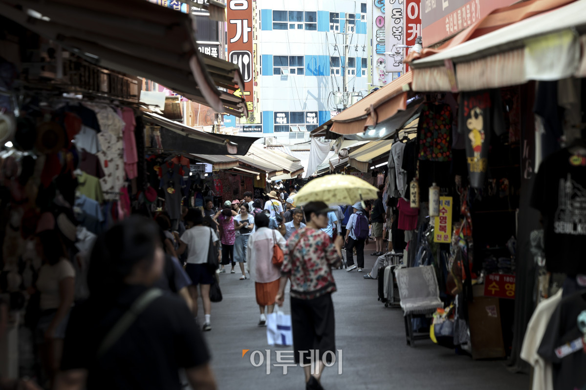 ▲본격적인 여름 휴가철을 맞은 가운데 31일 서울 중구 남대문시장이 북적이는 모습을 보이고 있다. 2026년도 남대문시장의 각 상가별 여름휴가일정은 '남대문관광특구' 홈페이지를 통해 확인할 수 있다. 고성준 기자 joonko1@
