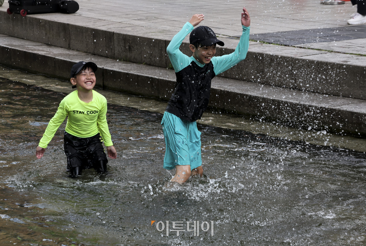 ▲찜통 더위가 이어지고 있는 31일 서울 청계천을 찾은 가족단위 시민들이 2026 청계천 첨벙첨벙 축제를 즐기며 즐거운 시간을 보내고 있다. 2026 청계천 첨벙첨벙은 청계폭포~광통교 구간에서 오는 8월 9일까지, 오전 11시부터 오후 6시까지 운영된다. 서울시는 행사를 이용하는 시민들이 별도의 준비물 없이 행사를 즐길 수 있도록 물놀이용 신발 무료 대여 부스를 운영한다. 고성준 기자 joonko1@