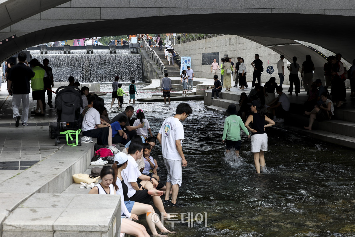 ▲찜통 더위가 이어지고 있는 31일 서울 청계천을 찾은 가족단위 시민들이 2026 청계천 첨벙첨벙 축제를 즐기며 즐거운 시간을 보내고 있다. 2026 청계천 첨벙첨벙은 청계폭포~광통교 구간에서 오는 8월 9일까지, 오전 11시부터 오후 6시까지 운영된다. 서울시는 행사를 이용하는 시민들이 별도의 준비물 없이 행사를 즐길 수 있도록 물놀이용 신발 무료 대여 부스를 운영한다. 고성준 기자 joonko1@