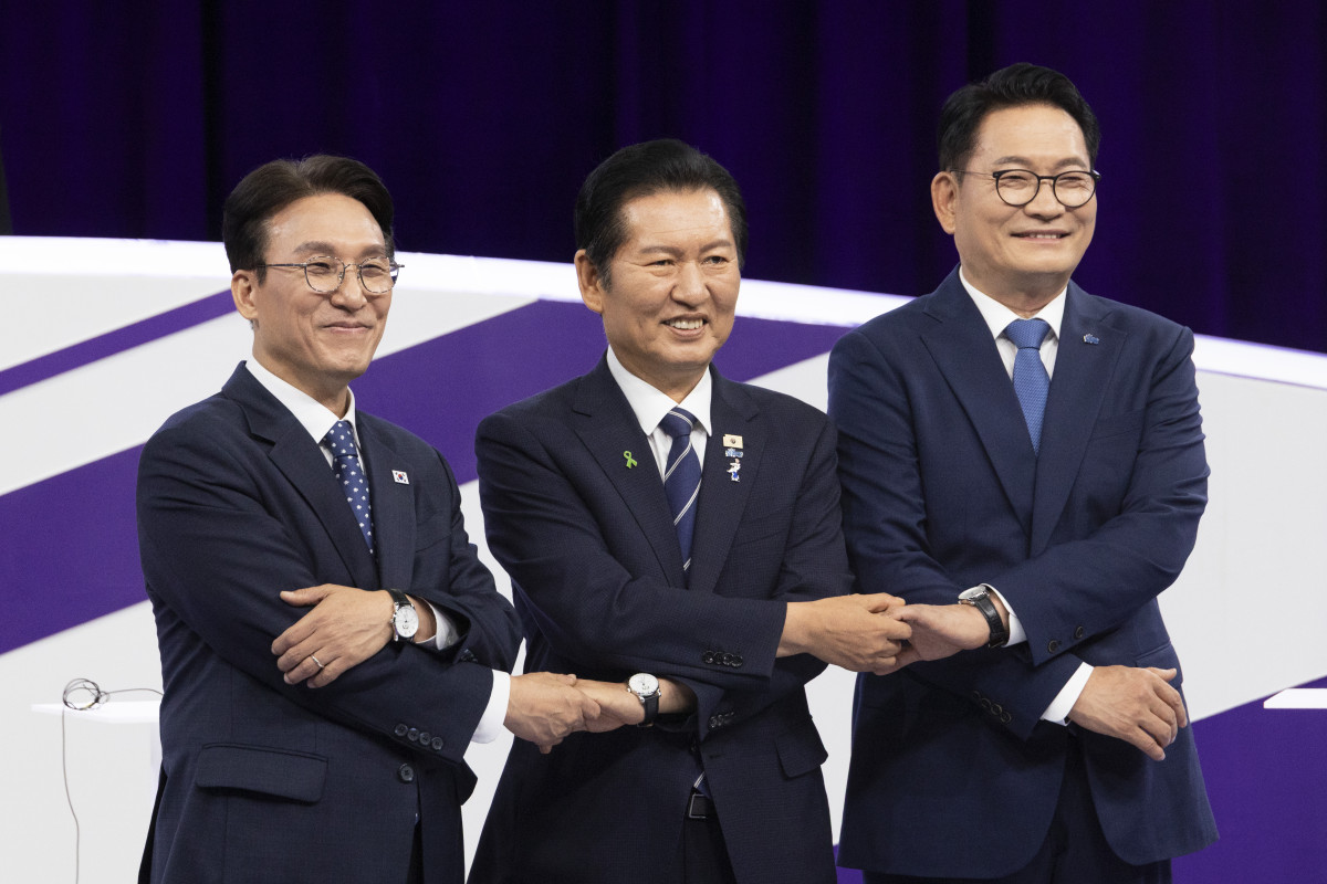 ▲29일 서울 마포구 MBC에서 열린 더불어민주당 당 대표 선출을 위한 후보자 방송토론회에서 김민석(왼쪽부터), 정청래, 송영길 후보가 기념 촬영을 하고 있다. (국회사진기자단)