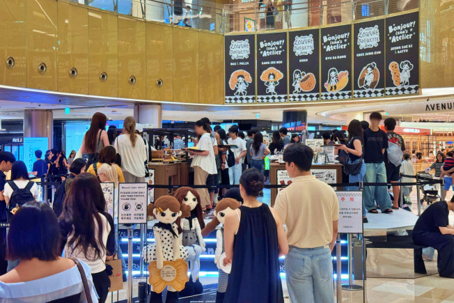 ▲서울시 송파구 신천동에 위치한 롯데백화점 잠실점 지하 1층 더크라운에서 진행 중인 '프랑스루브르바게트' 팝업에서 고객들이 상품을 담고 있다. (사진제공=롯데백화점)
