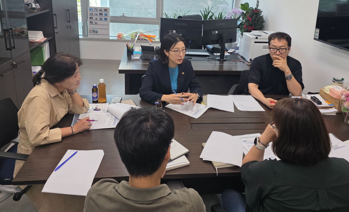 ▲전예슬 경기도의원이 30일 경기도의회에서 경기도 종교협력과, 천주교 관계자 등과 '2027 서울 세계청년대회 경기도 지원방안 마련을 위한 정담회'를 열고 준비상황을 점검하고 있다 (경기도의회)