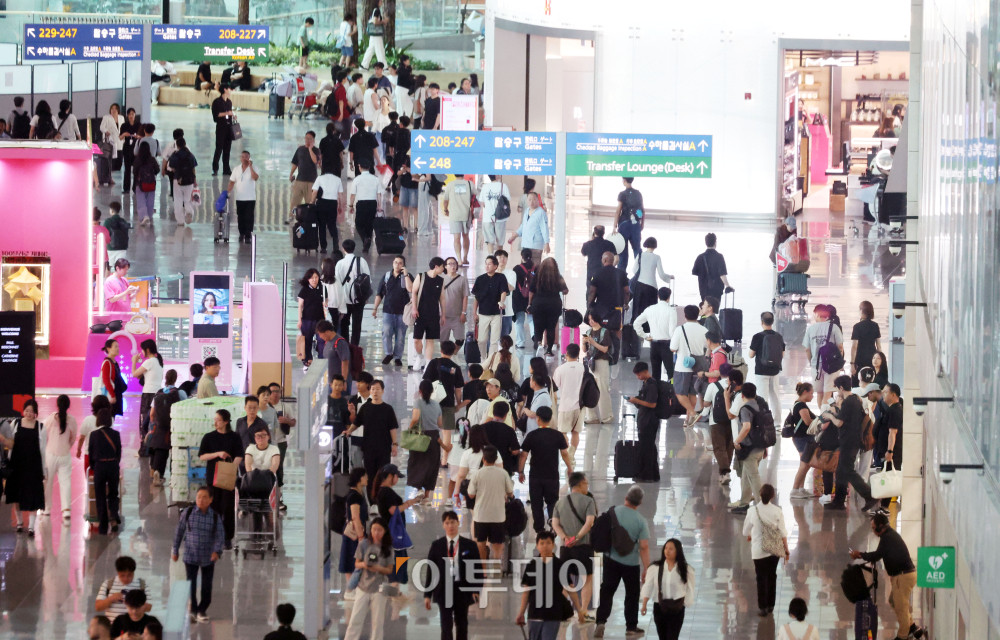 ▲인천국제공항 제2여객터미널 면세구역이 여행객들로 붐비고 있다. 신태현 기자 holjjak@ (이투데이DB)