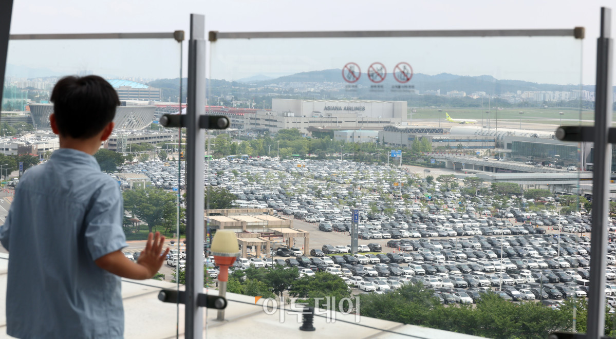 ▲본격적인 여름 휴가철을 앞둔 31일 서울 강서구 김포공항 국내선 청사 주차장이 차량으로 붐비고 있다. 한국공항공사는 휴가철(25일~8월 10일) 전국 13개 공항(인천국제공항·무안공항 제외) 이용객이 약 270만 명으로 지난해보다 9.5% 증가할 것으로 전망했다. 김포공항은 다음 달 6일 가장 붐빌 것으로 예상했다. 공항공사는 김포 1888면, 제주 1143면 등 임시주차장 6285면을 추가 확보해 총 3만528면의 주차 공간을 운영하는 등 특별교통대책을 시행한다. 고이란 기자 photoeran@