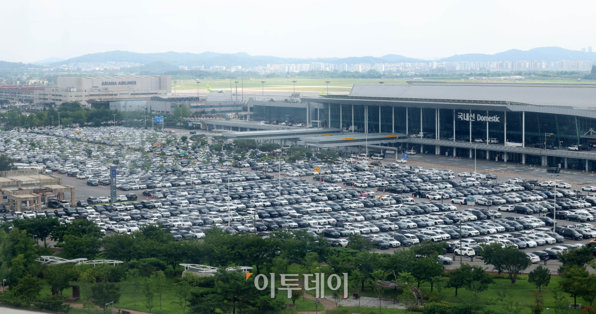 ▲본격적인 여름 휴가철을 앞둔 31일 서울 강서구 김포공항 국내선 청사 주차장이 차량으로 붐비고 있다. 한국공항공사는 휴가철(25일~8월 10일) 전국 13개 공항(인천국제공항·무안공항 제외) 이용객이 약 270만 명으로 지난해보다 9.5% 증가할 것으로 전망했다. 김포공항은 다음 달 6일 가장 붐빌 것으로 예상했다. 공항공사는 김포 1888면, 제주 1143면 등 임시주차장 6285면을 추가 확보해 총 3만528면의 주차 공간을 운영하는 등 특별교통대책을 시행한다. 고이란 기자 photoeran@
