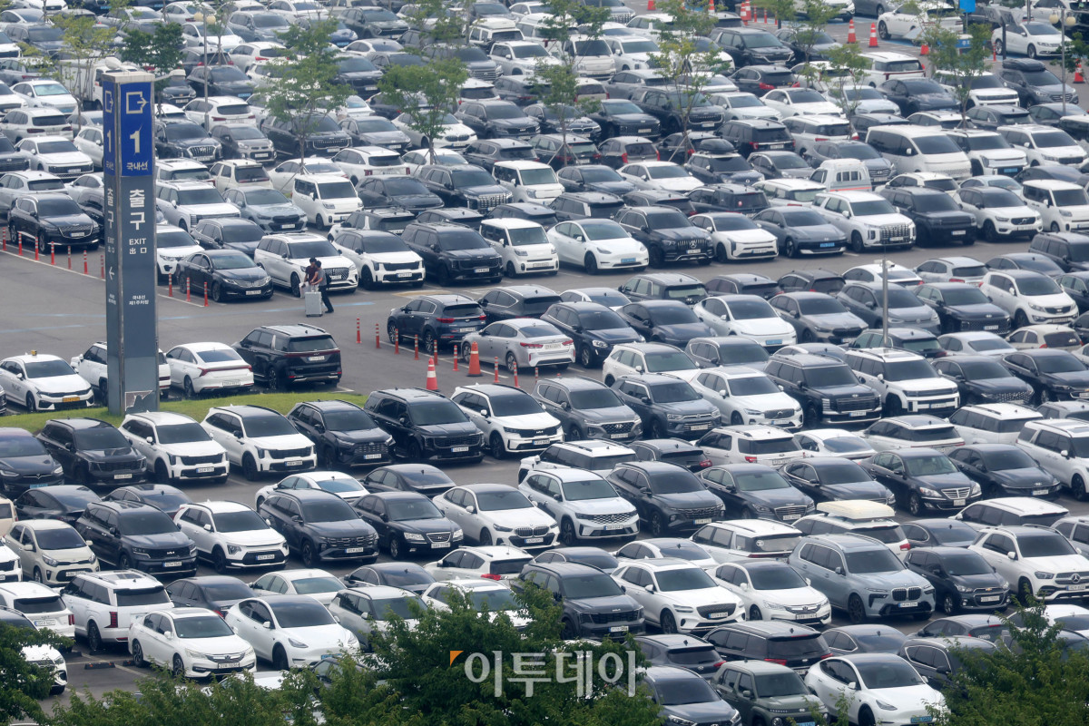 ▲본격적인 여름 휴가철을 앞둔 31일 서울 강서구 김포공항 국내선 청사 주차장이 차량으로 붐비고 있다. 한국공항공사는 휴가철(25일~8월 10일) 전국 13개 공항(인천국제공항·무안공항 제외) 이용객이 약 270만 명으로 지난해보다 9.5% 증가할 것으로 전망했다. 김포공항은 다음 달 6일 가장 붐빌 것으로 예상했다. 공항공사는 김포 1888면, 제주 1143면 등 임시주차장 6285면을 추가 확보해 총 3만528면의 주차 공간을 운영하는 등 특별교통대책을 시행한다. 고이란 기자 photoeran@
