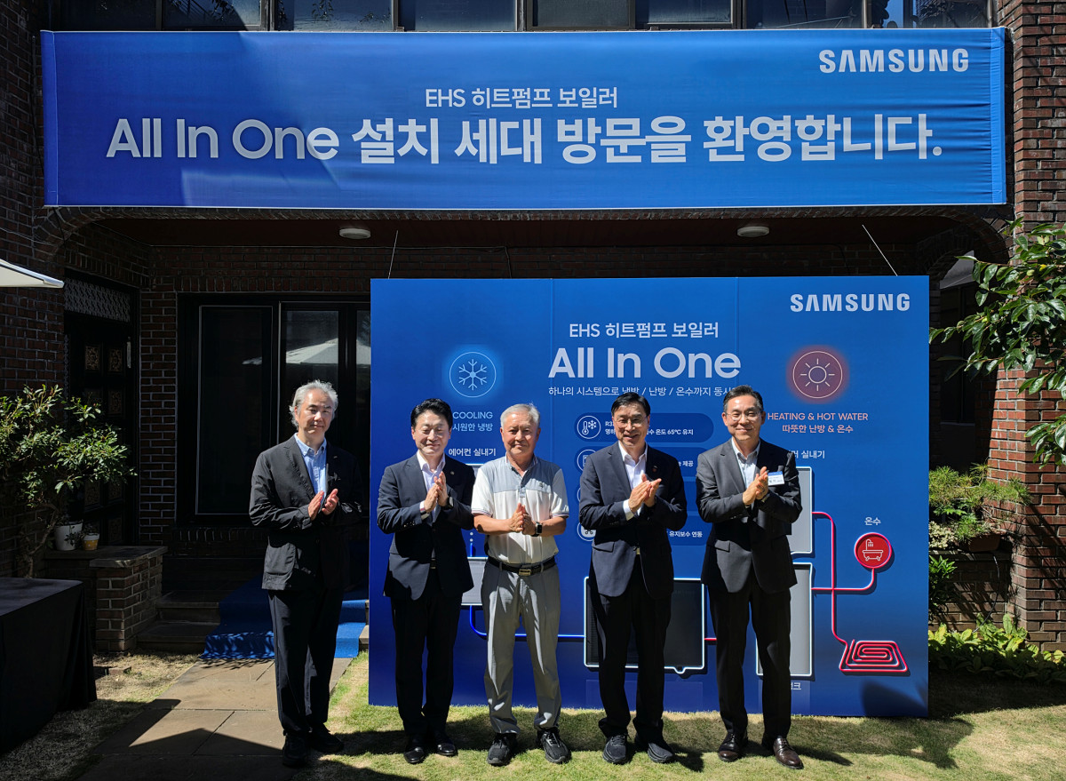 ▲삼성전자와 제주도, 기후에너지환경부, 한국산업산업기술원이 협력한 'EHS 올인원(All In One)' 설치 현장에서 기념 촬영을 하고 있는 모습. (좌측부터) 석승우 한국환경산업기술원 친환경안전본부장, 이호현 기후에너지환경부 2차관, 양창희 'EHS 올인원' 가구 세대주, 위성곤 제주특별자치도지사, 김철기 삼성전자 생활가전사업부장 (사진제공=삼성전자)