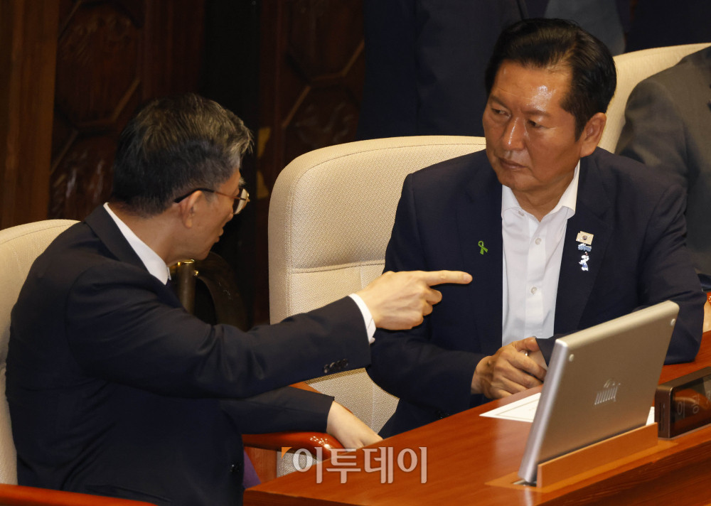 ▲정성호(왼쪽) 법무부 장관과 정청래 더불어민주당 대표 후보가 31일 서울 여의도 국회 본회의에서 대화하고 있다. 고이란 기자 photoeran@