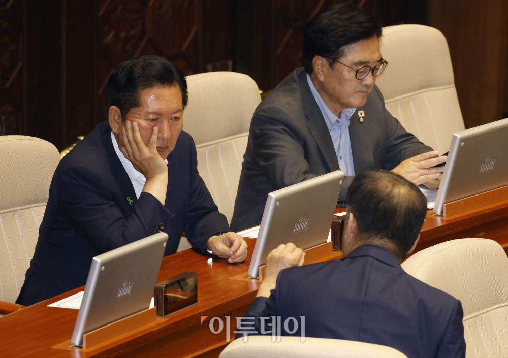 ▲정청래(왼쪽) 더불어민주당 대표 후보가 31일 서울 여의도 국회 본회의에 참석하고 있다. 고이란 기자 photoeran@