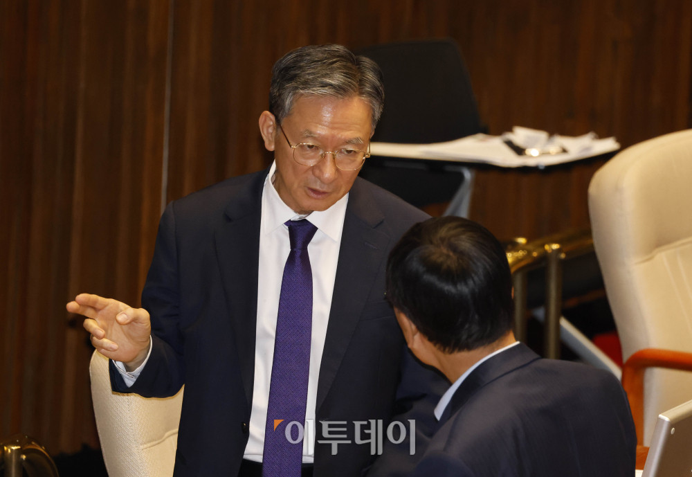 ▲정성호(왼쪽) 법무부 장관이 동료의원과 31일 서울 여의도 국회 본회의에서 대화하고 있다. 고이란 기자 photoeran@