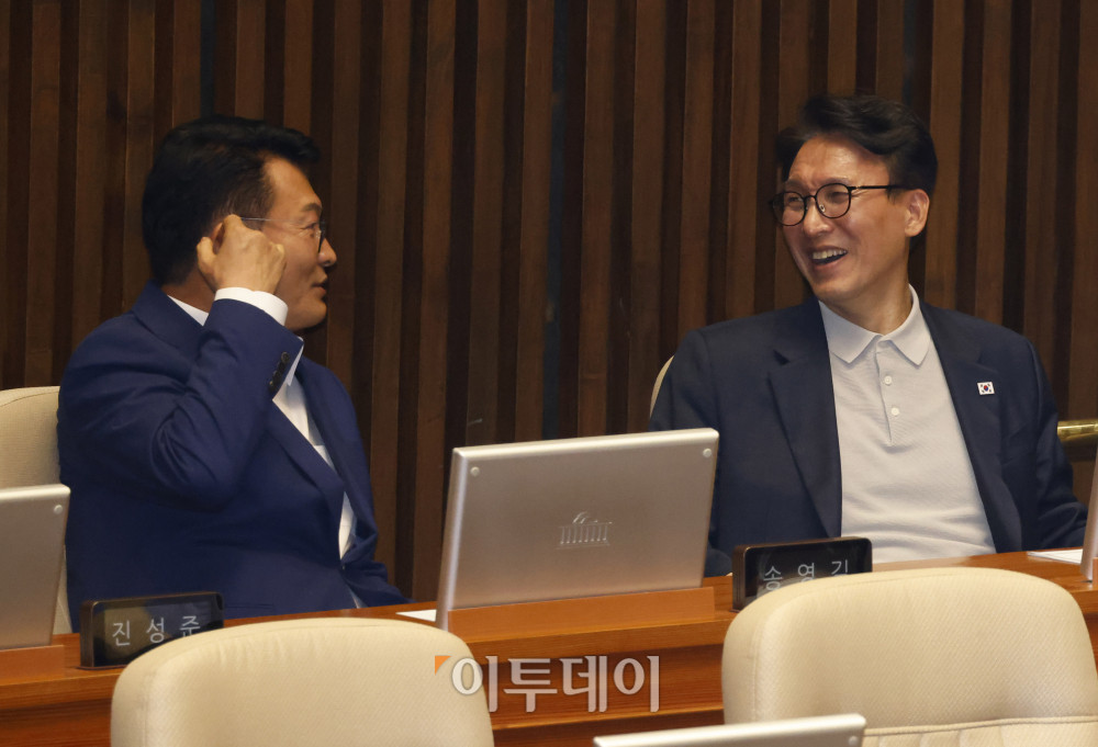▲송영길(왼쪽), 김민석 더불어민주당 대표 후보가 31일 서울 여의도 국회 본회의에서 대화하고 있다. 고이란 기자 photoeran@