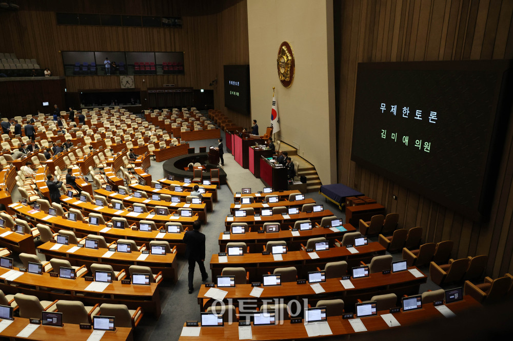 ▲김미애 국민의힘 의원이 31일 서울 여의도 국회 본회의에서 패스트트랙 단축을 골자로 한 국회법 일부개정법률안과 관련해 무제한토론(필리버스터)을 하고 있다. 고이란 기자 photoeran@