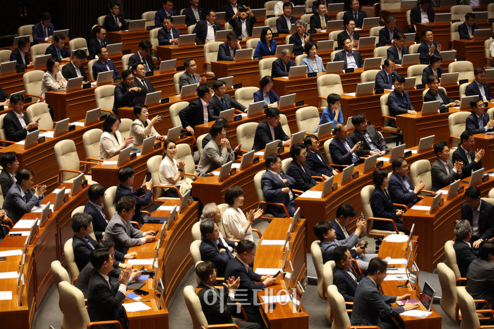 ▲31일 서울 여의도 국회 본회의에서 검찰의 보완수사권 폐지를 골자로 한 형사소송법 일부개정법률안(대안)이 가결되자 더불어민주당 의원들이 박수를 치고 있다. 고이란 기자 photoeran@