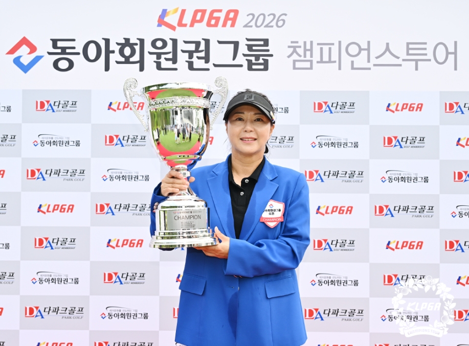 ▲한국여자프로골프(KLPGA) 챔피언스투어 첫 우승을 차지한 이정은. (사진제공=KLPGA)