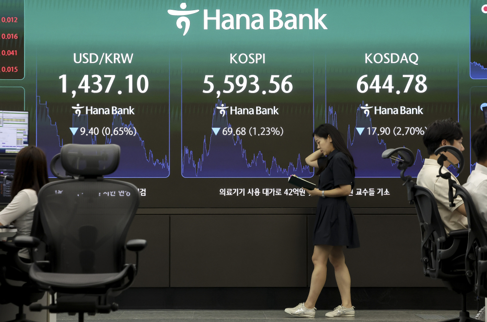 ▲30일 오후 서울 중구 하나은행 딜링룸 전광판에 코스피 지수가 표시되고 있다. 이날 코스피는 전 거래일보다 1.23% 내린 5593.56, 코스닥은 2.70% 내린 644.78에 마감했다. 이날 코스피는 장중 반등을 시도했지만 결국 하락 마감했다. 고성준 기자 joonko1@ (이투데이DB)