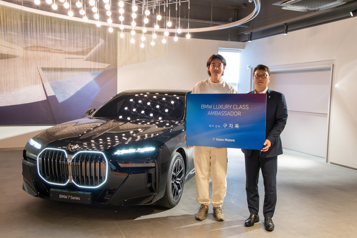 ▲구자욱 선수(왼쪽) 코오롱 모터스 BMW 앰배서더 (사진=코오롱 모터스)