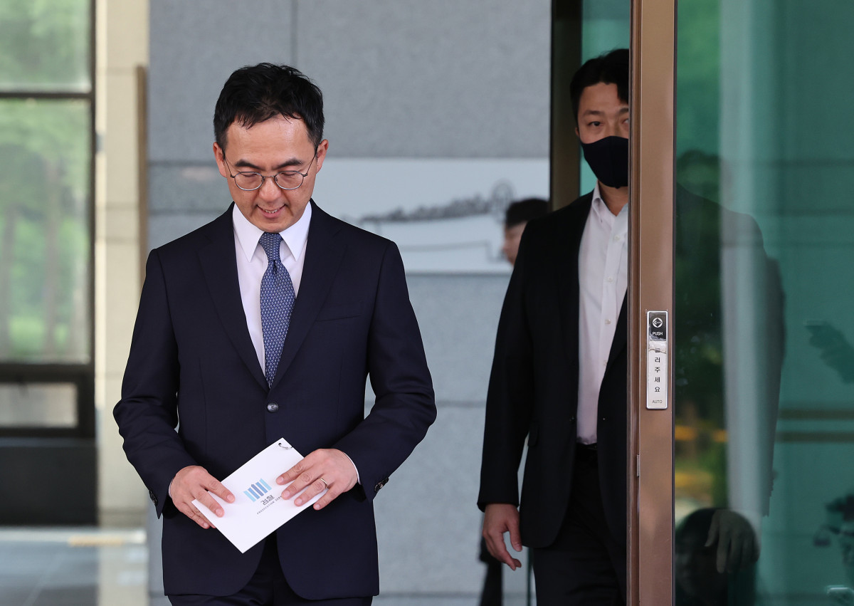 ▲검찰 보완수사권 폐지를 골자로 한 형사소송법 개정안이 국회 본회의를 통과한 31일 구자현 검찰총장 직무대행이 서울 서초구 대검찰청 청사를 나서고 있다. (뉴시스)