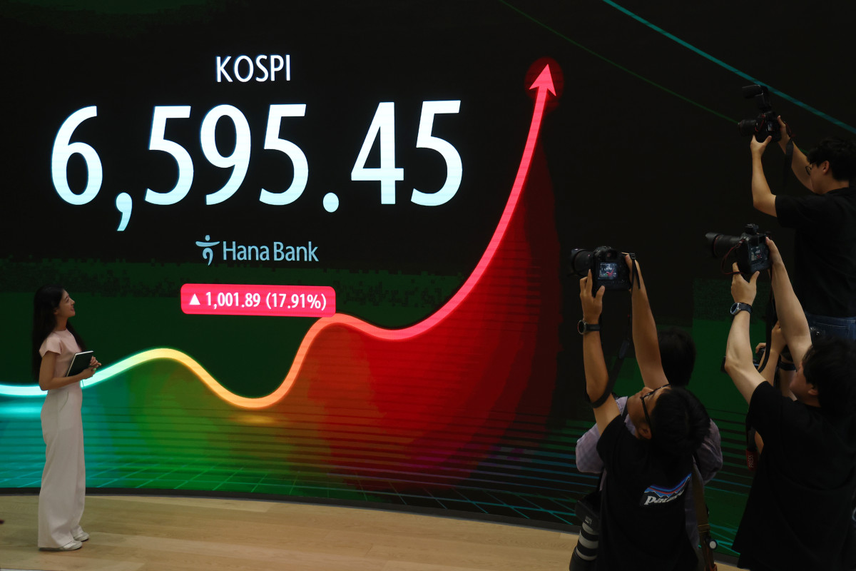 ▲코스피가 전날보다 1,001.89포인트(17.91%) 오른 6,595.45로 장을 마감하며 역대 최대 상승률과 상승폭을 기록한 31일 서울 하나은행 본점 딜링룸의 모습. (연합뉴스)