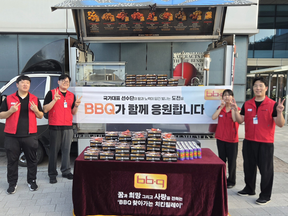▲BQ가 충북 진천 국가대표선수촌에서 아시안게임 선전을 위해 구슬땀을 흘리고 있는 선수와 코칭스태프에게 치킨과 사이드 메뉴 등 총 500인분을 전달했다. (사진제공=BBQ)