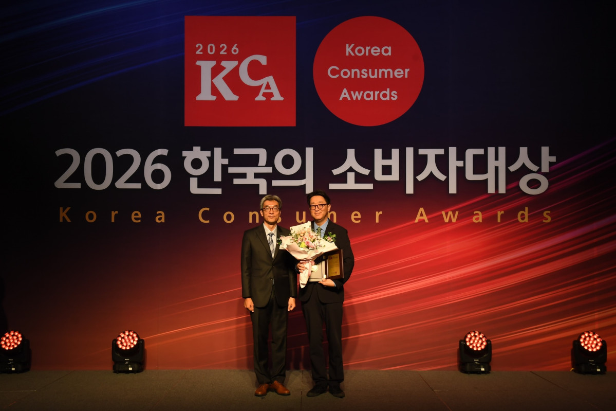 ▲풀무원 리빙케어사업본부 강재훈 본부장(오른쪽)이 ‘2026 한국의 소비자대상’ 소형 김치냉장고 부문 대상 수상 후 기념 촬영하고 있다. (사진제공=풀무원)