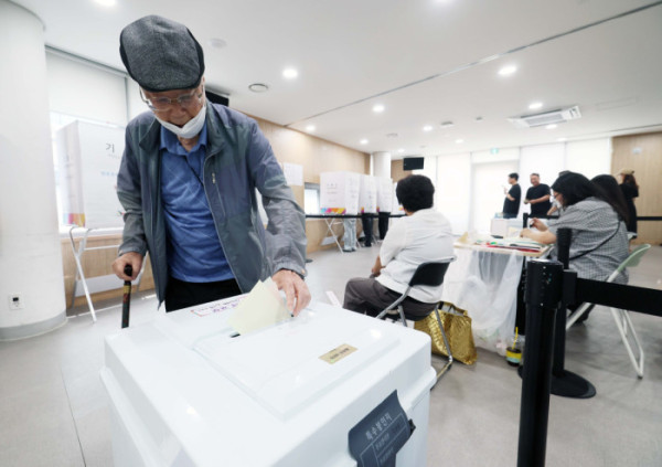 ▲6·3 지방선거 투표일인 지난달 3일 서울 동작구 상도4동 주민편의복합청사에 마련된 투표소를 찾은 시민들이 소중한 권리를 행사하고 있다. (이투데이 신태현 기자 holjjak@)