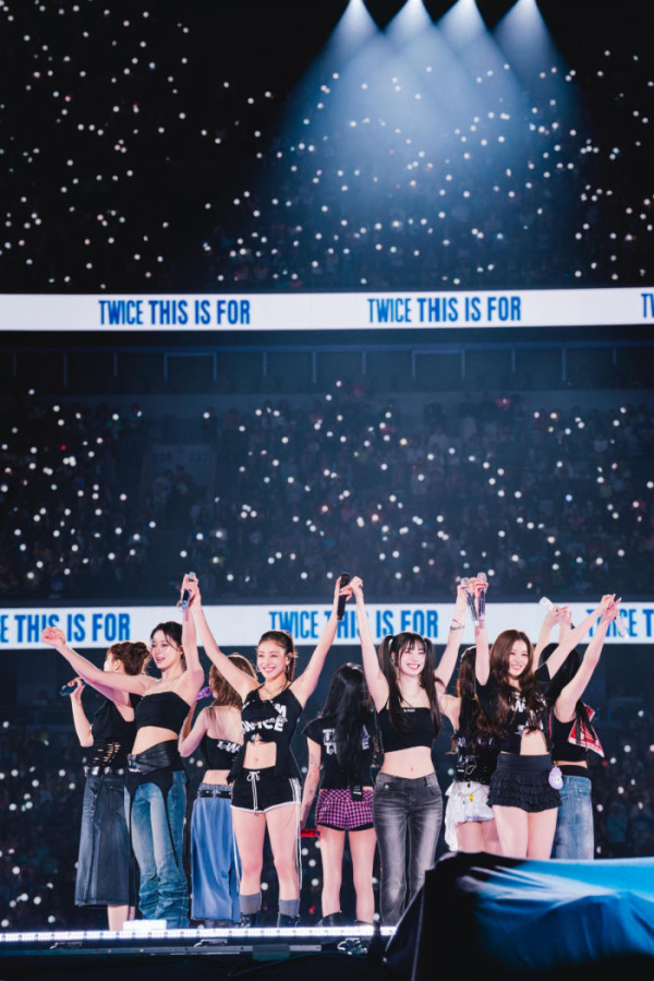 ▲일본 도쿄 국립경기장에서 열린 트와이스 여섯 번째 투어 'THIS IS FOR'(사진출처=JYP엔터테인먼트)