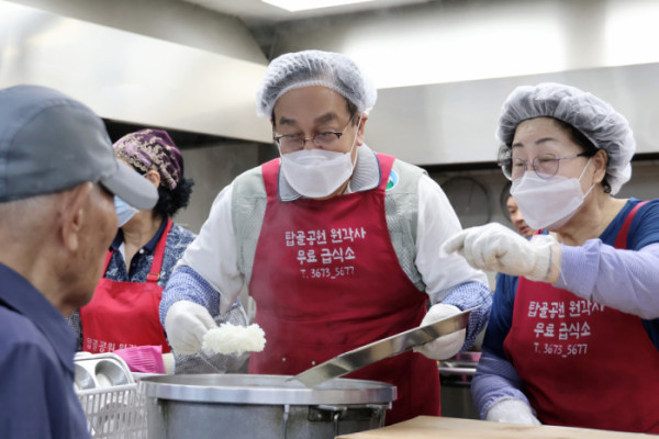▲학교안전공제중앙회 무료 급식 봉사(사진출처=학교안전공제중앙회)