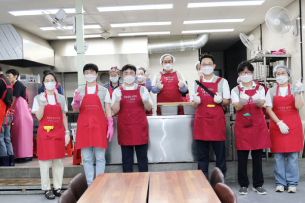 ▲학교안전공제중앙회 무료 급식 봉사(사진출처=학교안전공제중앙회)