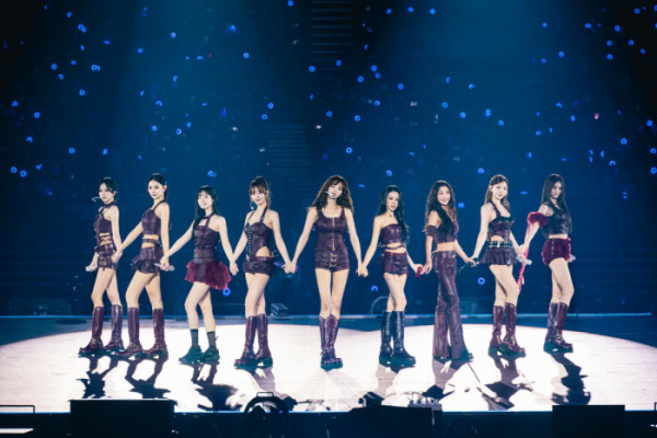 ▲트와이스 월드투어 앙코르 공연(사진출처=JYP엔터테인먼트)