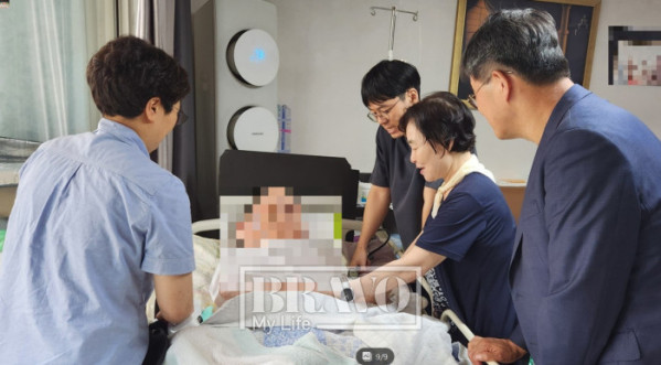 ▲서울 노원구에 있는 환자를 찾아 방문진료를 하고 있는 모습. 서지희 기자 jhsseo@