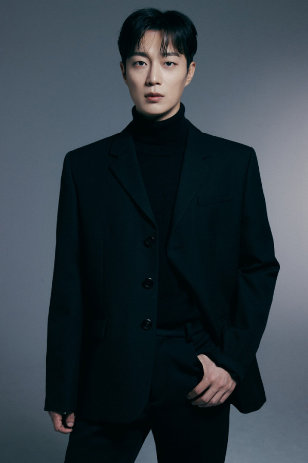 ▲윤두준 (사진출처= 어라운드어스)
