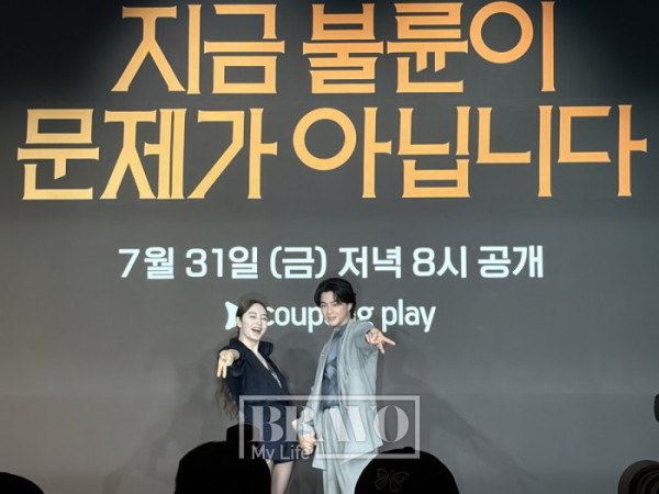 ▲쿠팡플레이 시리즈 '지금 불륜이 문제가 아닙니다'에서 인플루언서 부부로 출연하는 배우 김혜수와 김지훈.