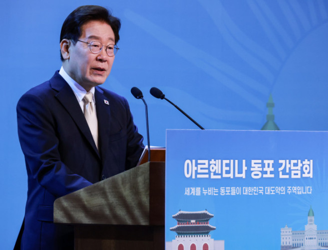 ▲이재명 대통령이 31일(현지시간) 아르헨티나 부에노스아이레스 한 호텔에서 열린 동포간담회에서 인사말을 하고 있다. (연합뉴스)