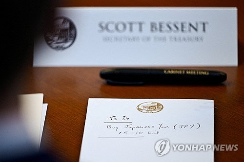▲엔화 매입 계획 적힌 스콧 베센트 미국 재무장관 메모지. (로이터/연합뉴스)