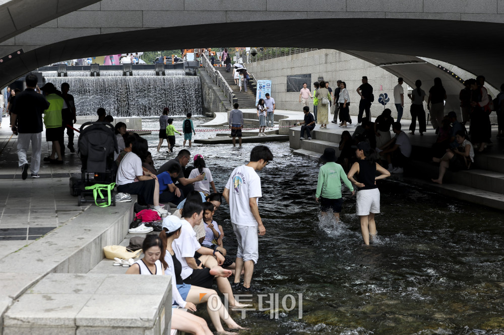 ▲찜통 더위가 이어지고 있는 31일 서울 청계천을 찾은 가족단위 시민들이 2026 청계천 첨벙첨벙 축제를 즐기며 즐거운 시간을 보내고 있다. 고성준 기자 joonko1@ (이투데이DB)