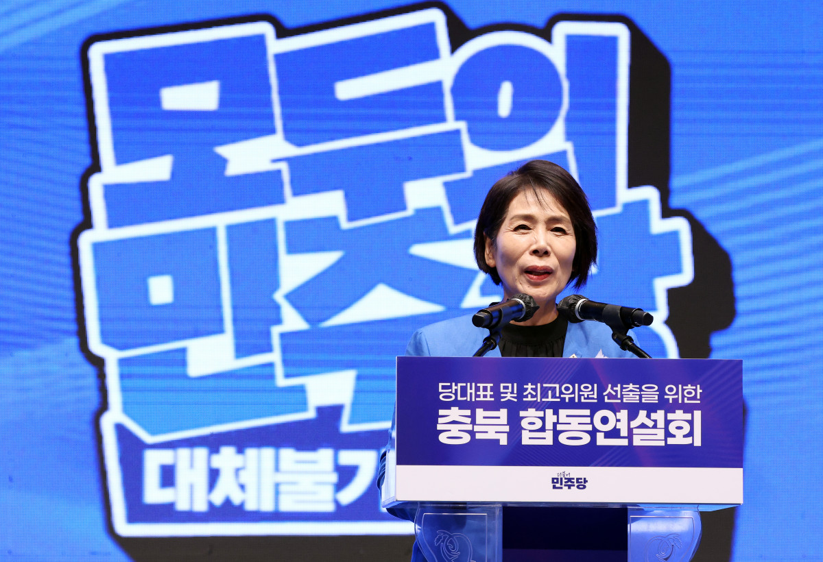▲더불어민주당 최민희 최고위원 후보가 1일 충북 청주시 CJB미디어센터에서 열린 당대표·최고위원 순회경선 합동연설회에서 정견 발표를 하고 있다. (사진=연합뉴스)