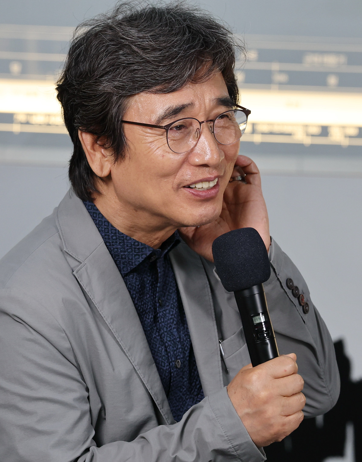 ▲25일 서울 강남구 코엑스 서울국제도서전 평산책방 부스에서 열린 북토크에서 유시민 작가가 인사말을 하고 있다. (연합뉴스)